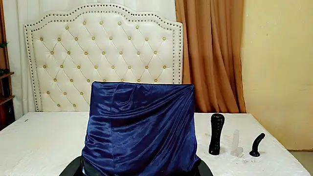 Snapshot of Seductive_sophie chatting on July 29, 1:15 am Seductive sophie online show from July 29, 1:15 am