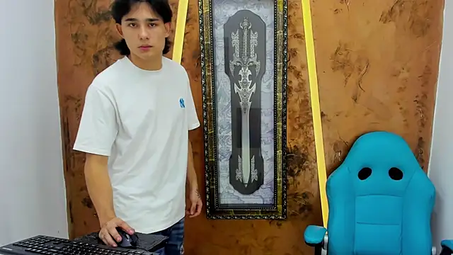 Snapshot of monky_0002 chatting on July 14, 3:33 am monky 0002 online show from July 14, 3:33 am