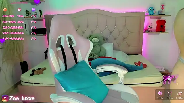 Zoe Luxxe  online show from May 23, 9:08 pm