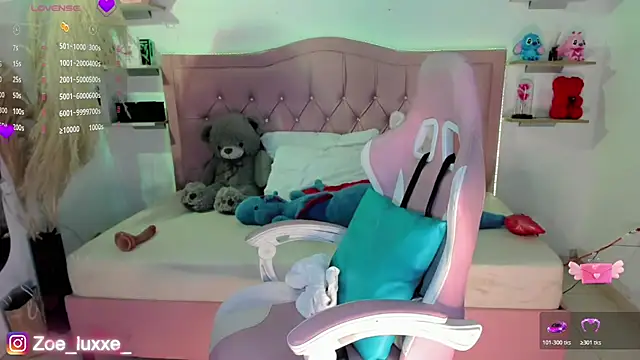 Zoe Luxxe  online show from July 14, 9:09 pm
