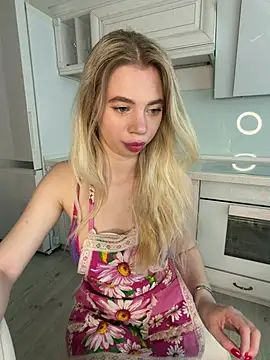Snapshot of BellaSuns chatting on May 10, 11:21 pm BellaSuns online show from May 10, 11:21 pm