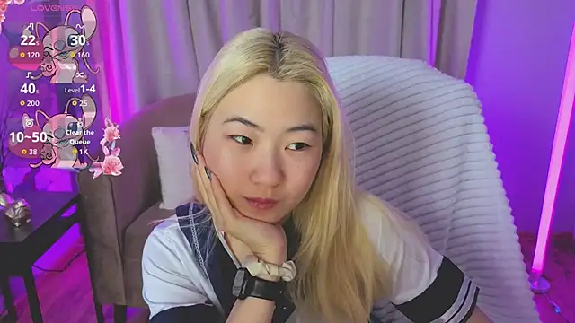 Snapshot of YunnaLuv chatting on March 17, 1:10 am YunnaLuv online show from March 17, 1:10 am