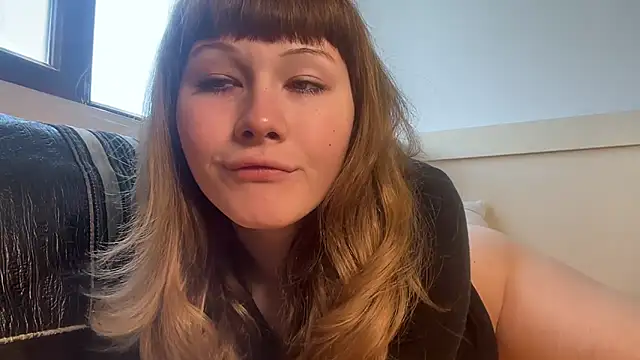 Snapshot of AlexaGudz chatting on June 2, 10:39 am AlexaGudz online show from June 2, 10:39 am