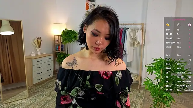 SuzySult online show from March 14, 3:06 pm
