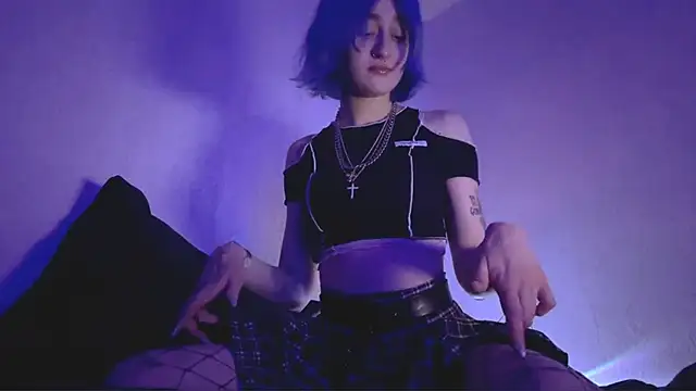 PeachyLuna online show from March 6, 9:00 pm