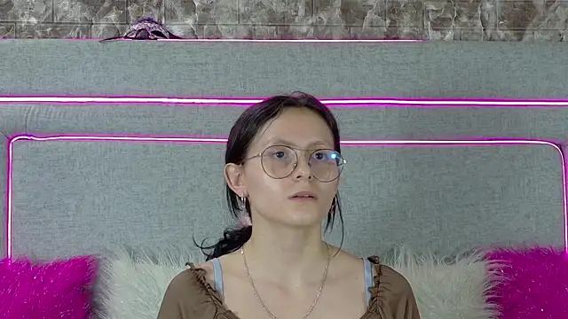 Naomimolie online show from July 16, 12:00 pm