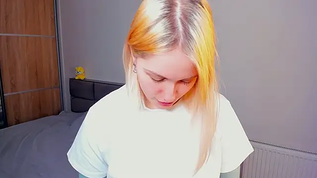 AveIinaStromain online show from March 16, 6:17 am