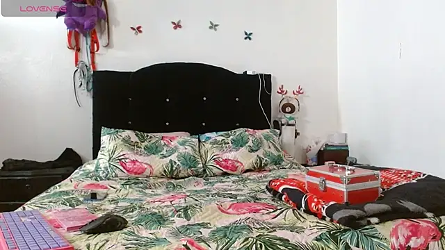 Snapshot of naomi_unu chatting on June 19, 4:11 pm naomi unu online show from June 19, 4:11 pm