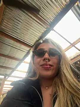 ManuelaVeeleez online show from May 2, 7:30 pm