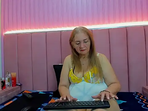 Snapshot of queenstarhy chatting on June 20, 4:10 pm queenstarhy online show from June 20, 4:10 pm