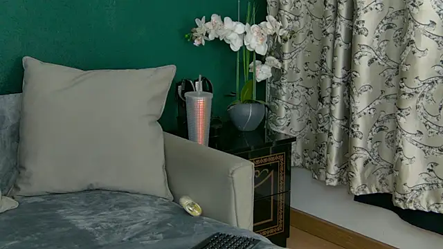 Snapshot of SkinnyNatty chatting on June 24, 3:49 am SkinnyNatty online show from June 24, 3:49 am