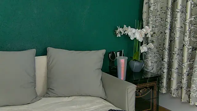 Snapshot of SkinnyNatty chatting on June 26, 3:44 am SkinnyNatty online show from June 26, 3:44 am
