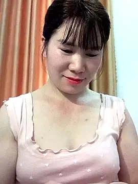 Snapshot of Bondgirl_9 chatting on May 16, 7:05 am Bondgirl 9 online show from May 16, 7:05 am
