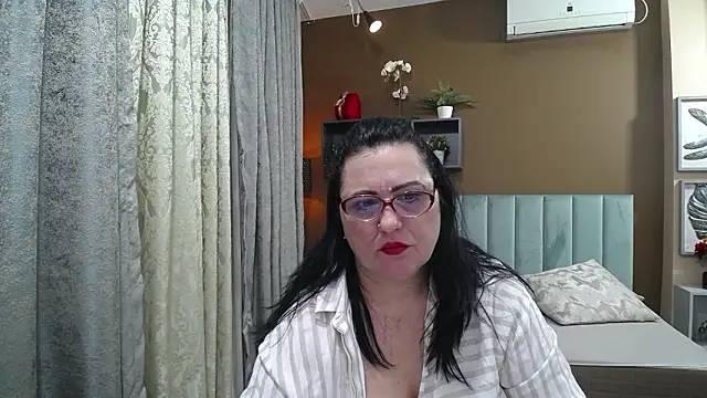 ValerieSmiths online show from March 12, 6:41 am