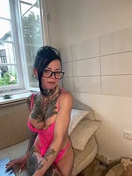 Snapshot of SkinnyLilly chatting on May 22, 6:46 pm SkinnyLilly online show from May 22, 6:46 pm
