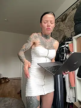 SkinnyLilly online show from June 29, 4:40 pm