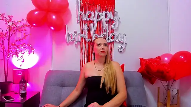 Snapshot of KahiaSmith chatting on May 11, 1:17 pm KahiaSmith online show from May 11, 1:17 pm