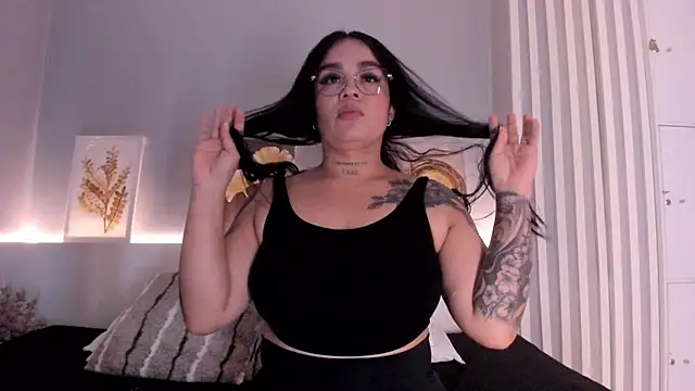 ManuelaMontes  online show from June 13, 12:25 pm