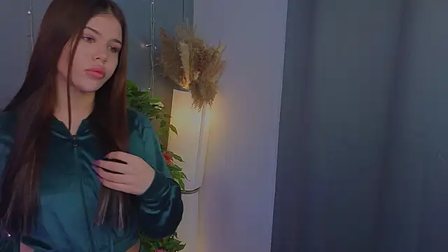 Snapshot of CatrinaLuk chatting on April 1, 7:09 am CatrinaLuk online show from April 1, 7:09 am