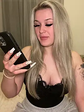 Snapshot of Lara-Gartner chatting on March 12, 6:14 pm Lara-Gartner online show from March 12, 6:14 pm