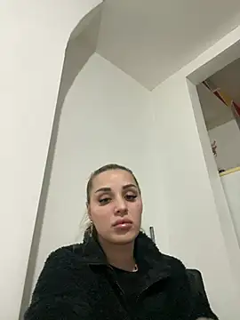 Snapshot of Giullyaxxx chatting on March 11, 10:16 pm Giullyaxxx online show from March 11, 10:16 pm