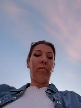 ManuelaX online show from April 19, 6:54 pm