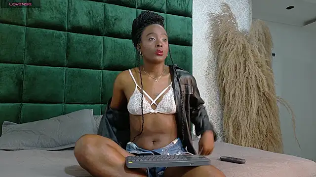 Yara Shinne online show from March 12, 1:17 pm