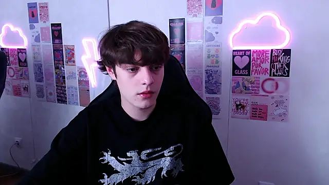 MaxVibee online show from March 8, 6:55 pm