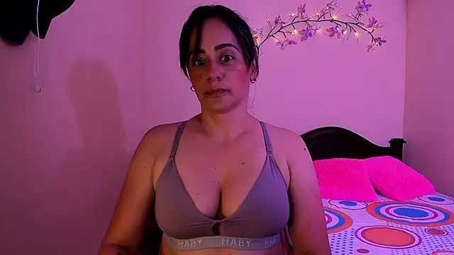Snapshot of sara_florez12 chatting on August 3, 11:37 am sara florez12 online show from August 3, 11:37 am