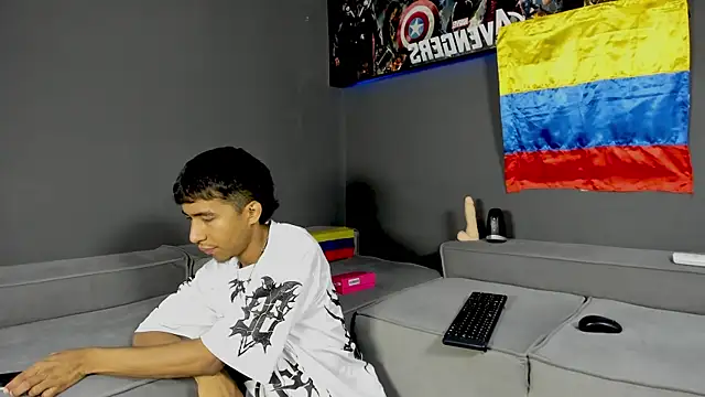 Snapshot of Ender_h0tt chatting on June 19, 1:48 pm Ender h0tt online show from June 19, 1:48 pm