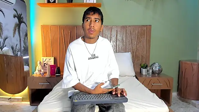 Snapshot of Ender_h0tt chatting on July 31, 10:09 pm Ender h0tt online show from July 31, 10:09 pm