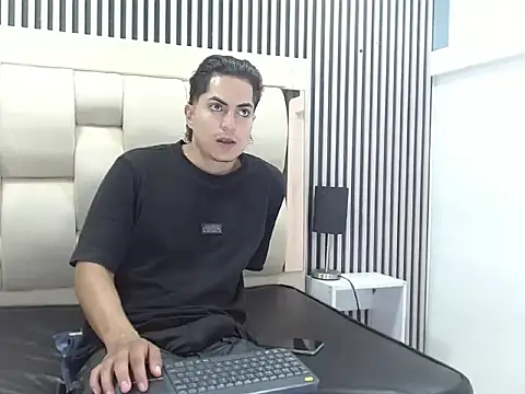 Snapshot of Alex_Wolft chatting on June 17, 3:46 pm Alex Wolft online show from June 17, 3:46 pm