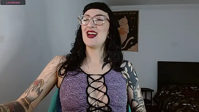 Snapshot of VelvetVal_ chatting on May 4, 4:36 pm VelvetVal online show from May 4, 4:36 pm