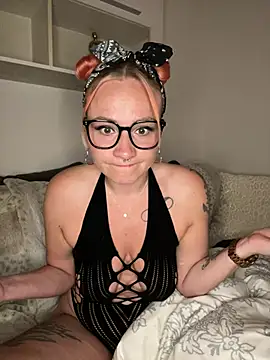 Snapshot of Fiebie_licious_ chatting on July 26, 1:47 am Fiebie licious online show from July 26, 1:47 am