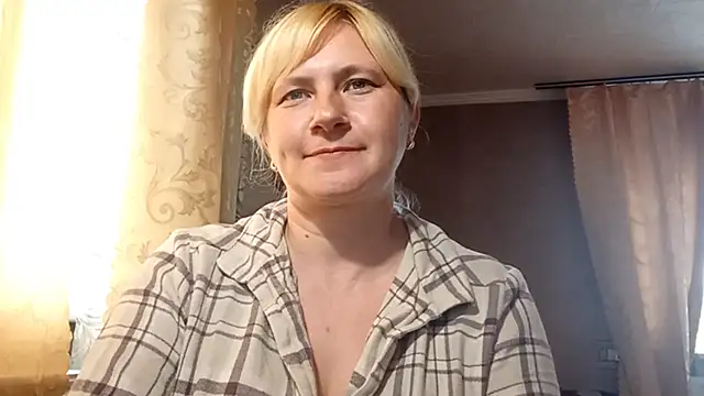 Snapshot of DiamondLady555 chatting on May 31, 10:22 am DiamondLady555 online show from May 31, 10:22 am