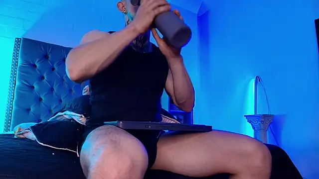 Dallas Whitee online show from May 2, 8:03 pm