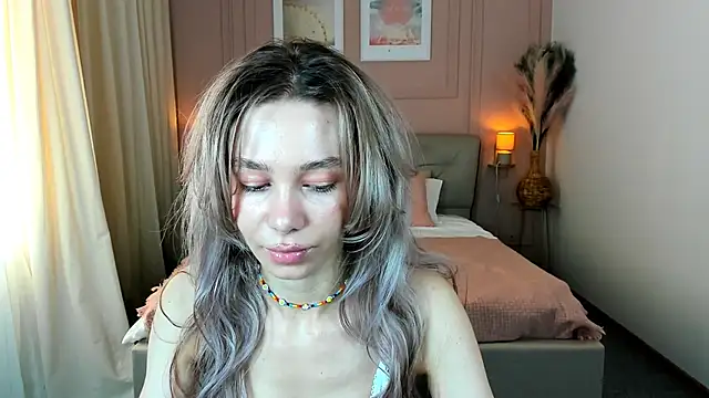 LuluAlis online show from April 28, 1:16 pm