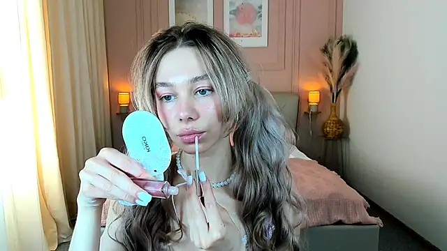 LuluAlis online show from May 1, 1:48 pm