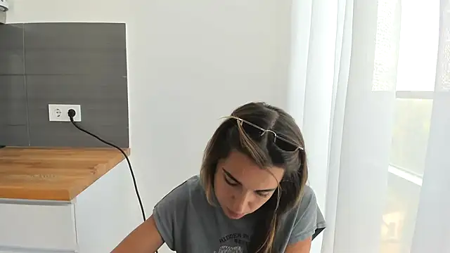 summmmersky1 online show from July 28, 3:21 pm
