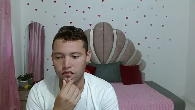 Snapshot of sven_fox723 chatting on June 16, 1:36 pm sven fox723 online show from June 16, 1:36 pm