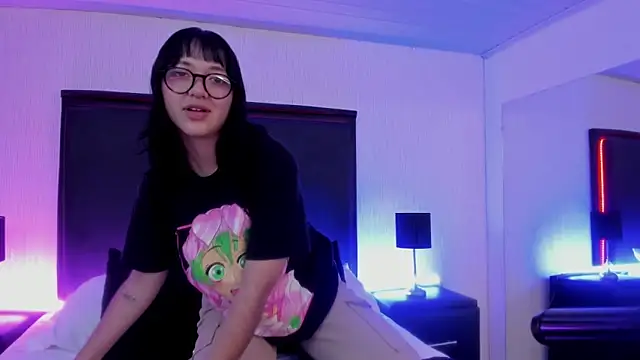 Snapshot of LilithBluum chatting on June 4, 11:38 am LilithBluum online show from June 4, 11:38 am