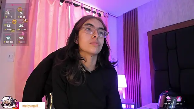 Snapshot of Molly_A chatting on June 23, 3:32 pm Molly A online show from June 23, 3:32 pm