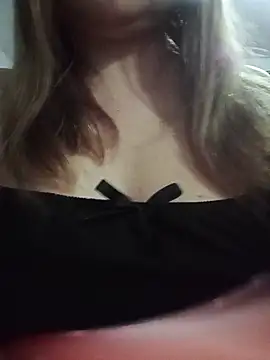 Snapshot of jennyyhottt chatting on July 8, 7:40 pm jennyyhottt online show from July 8, 7:40 pm
