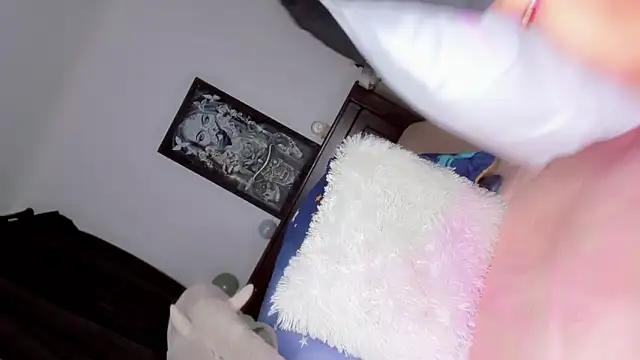 floraHottest online show from March 15, 7:47 am