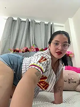 Snapshot of Isabella_Roses_ chatting on July 6, 1:46 am Isabella Roses online show from July 6, 1:46 am