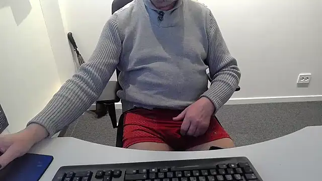 Snapshot of Buggemann chatting on May 7, 3:12 am Buggemann online show from May 7, 3:12 am