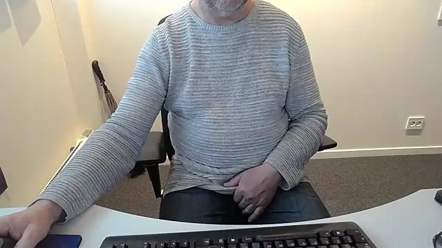 Snapshot of Buggemann chatting on May 11, 3:56 am Buggemann online show from May 11, 3:56 am