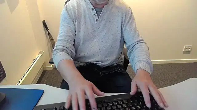 Snapshot of Buggemann chatting on June 4, 3:23 am Buggemann online show from June 4, 3:23 am