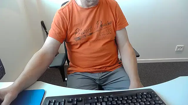 Snapshot of Buggemann chatting on August 3, 5:17 am Buggemann online show from August 3, 5:17 am