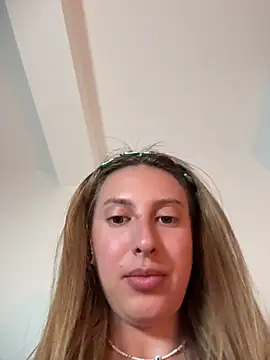 Snapshot of EvaRyen_ chatting on June 3, 4:45 pm EvaRyen online show from June 3, 4:45 pm